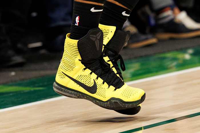 Chicago Bulls forward DeMar DeRozan wearing the Nike Kobe 10 Elite 'Opening Night'.
